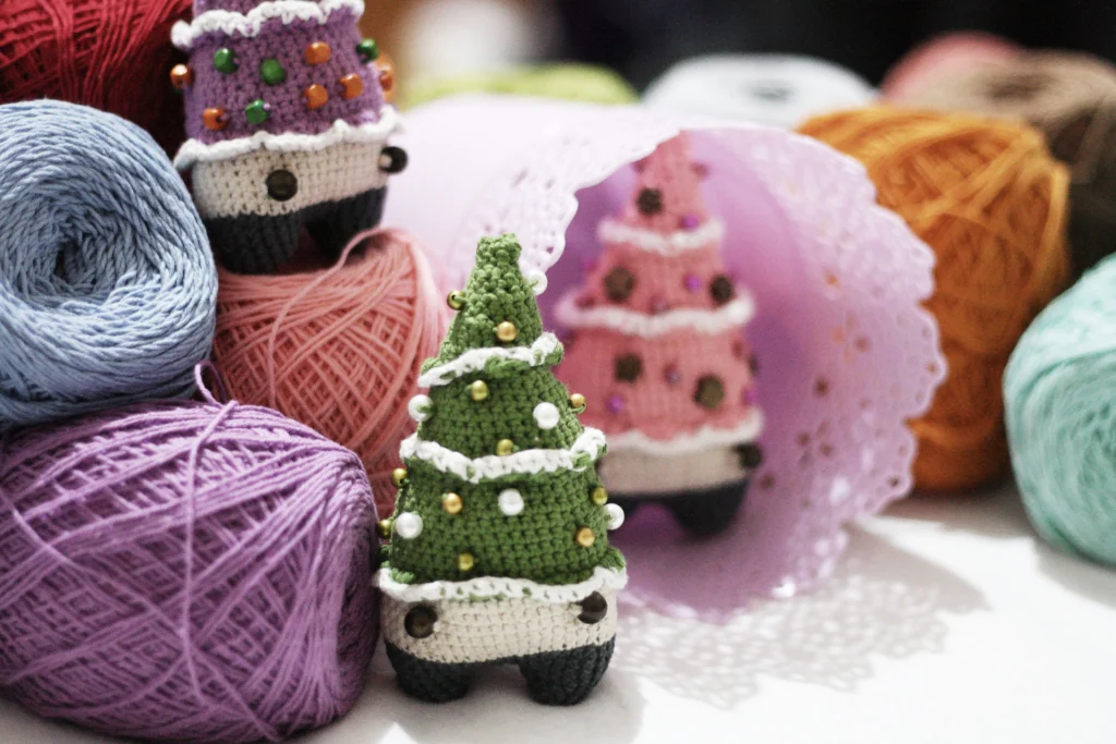 20 Cheap Christmas Decoration Ideas NZ: crochet christmas decorations | Swoosh Finance