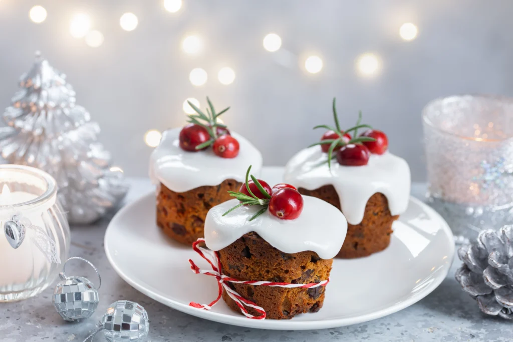 20 Cheap Christmas Decoration Ideas NZ: mini fruit cakes | Swoosh Finance